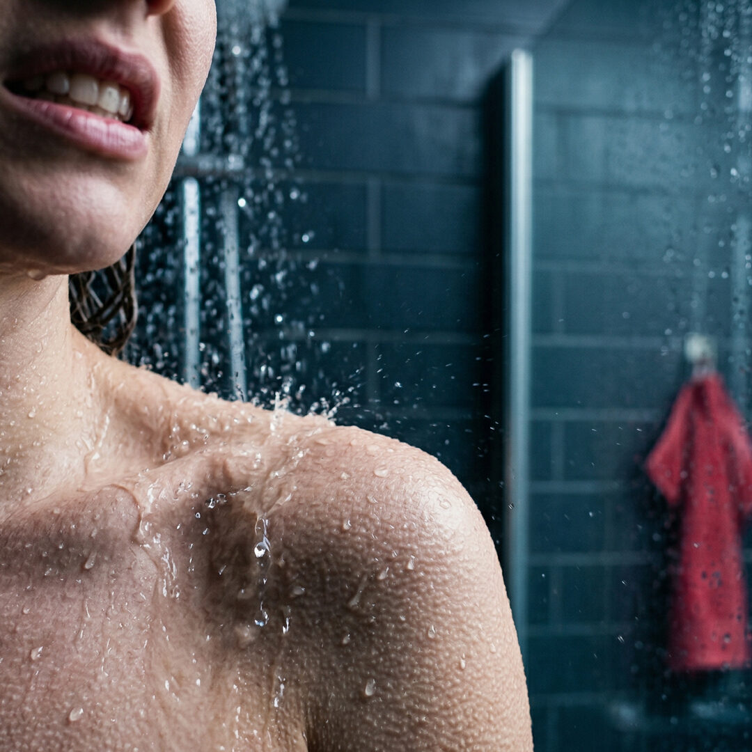 Person unter kalter Dusche – Warmwasserausfall Notdienst Murtal