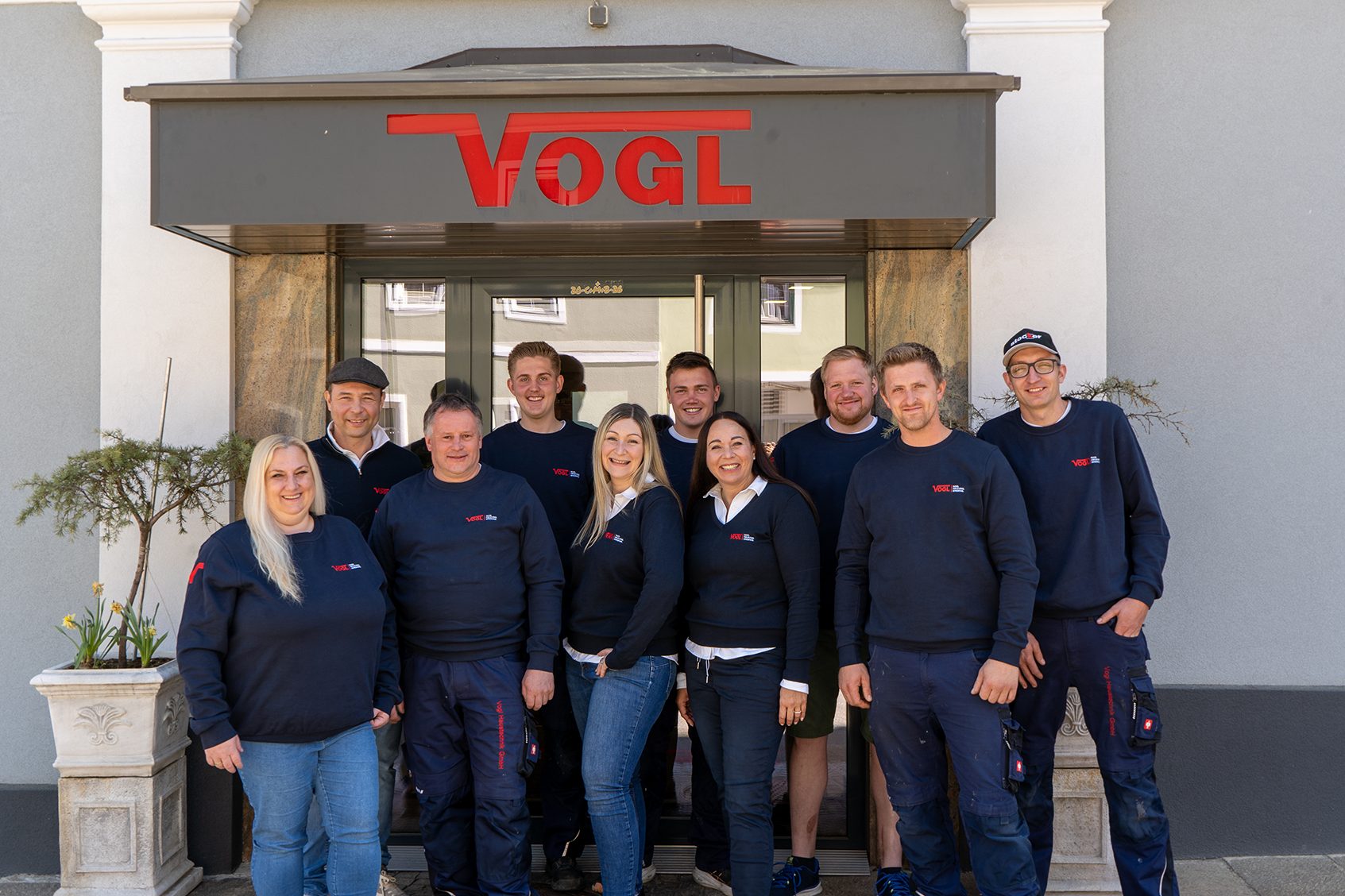 Team von Vogl Haustechnik vor dem Firmengebäude in Obdach